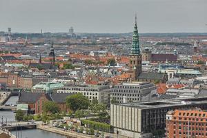 skyline della città scandinava di copenaghen in danimarca durante una giornata nuvolosa foto