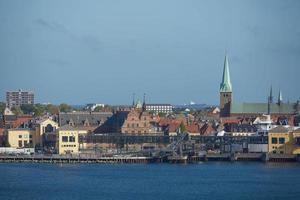 vista di helsingor o elsinore dallo stretto di oresund in danimarca foto