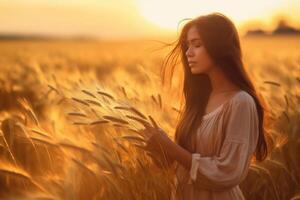 donna con lungo capelli nel maturo Grano campo pianificazione raccogliere attività oro Alba. ai generativo foto