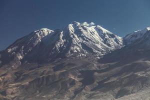 vista ravvicinata del vulcano chachani vicino alla città di arequipa in Perù foto