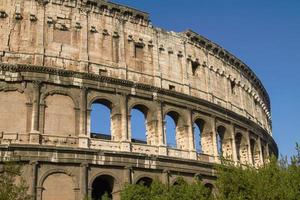 Vista esterna del Colosseo a Roma in Italia