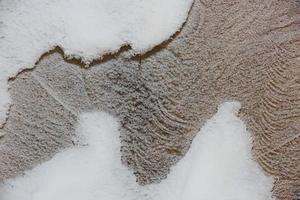 dettaglio modello astratto del tronco congelato coperto di neve foto