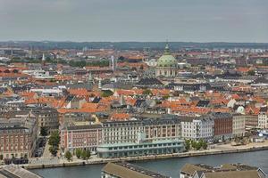 skyline della città scandinava di copenaghen in danimarca durante una giornata nuvolosa foto