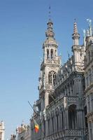 il grand place nella piazza principale di bruxelles in belgio durante l'estate foto