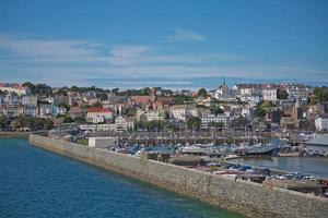 Vista panoramica di una baia nel porto di San Pietro nelle isole del Canale di Guernsey, Regno Unito foto