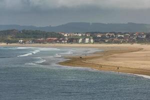 persone che si godono una giornata estiva su una spiaggia a santander in spagna foto