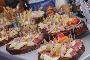 catering cibo con decorazioni durante la celebrazione e il ricevimento foto