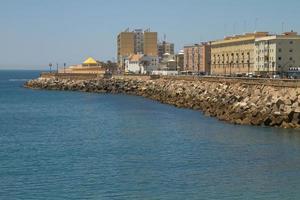 antica città di cadice sulla costa atlantica spagnola in andalusia spagna foto