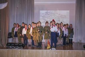 Mosca, Russia, 2020-02-15, un' gruppo di bambini nel il uniforme di il sovietico esercito. prestazione di bambini. foto