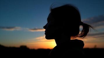 lato Visualizza, silhouette di il viso, un' persona, Basso angolo, sfocato fresco alba cielo. ai generativo foto