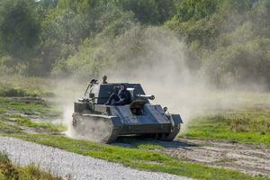 Mosca, Russia, 25-08-2018, esposizione di militare attrezzatura, Schermo di militare veicoli nel azione. un' militare serbatoio con un in direzione est movimento. foto