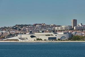 Cityline di Lisbona in Portogallo sul fiume Tago foto