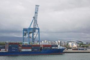 Grandi gru industriali che caricano nave portacontainer nel porto di Dublino in Irlanda