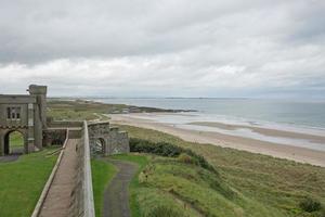 vista di una spiaggia dal castello di Bamburgh nel Northumberland England Regno Unito foto