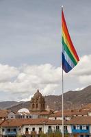 plaza de armas a cuzco con la sua bandiera foto