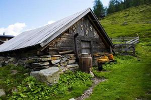 rifugio di montagna e nuvole foto