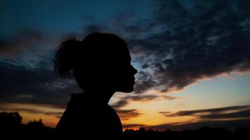 lato Visualizza, silhouette di il viso, un' persona, Basso angolo, sfocato fresco alba cielo. ai generativo foto