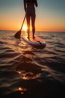 In piedi su pagaia imbarco su silenzioso mare. ai generativo foto