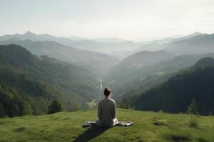 un' persona Meditare su superiore di un' collina, prospiciente un' vasto paesaggio di montagne e foresta. ai generativo foto