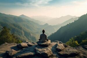 un' persona Meditare su superiore di un' collina, prospiciente un' vasto paesaggio di montagne e foresta. ai generativo foto