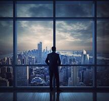 indietro Visualizza di uomo d'affari completo da uomo in piedi a ufficio guardare a città attraverso panoramico finestra. ai generativo foto