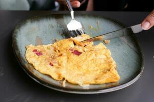 mangiare pianura uovo frittata su tavolo foto