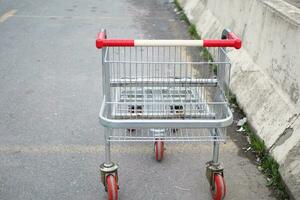 shopping carrello nel un' vuoto auto parco foto