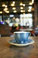 blu colore caffè tazza con un' bar sfondo foto