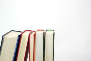 pila di libri su bianca conoscenze di base, apprendimento e formazione scolastica concetto. foto