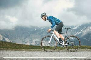 sportivo azione di un' strada ciclista nel il Highlands foto