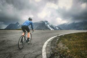 salita di bicicletta per un alpino passaggio foto