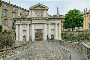 Porta san giacomo Ingresso per il citta Alta bergamo foto