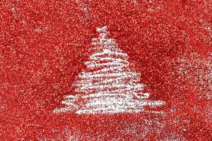 dito disegnato Natale albero su brillante rosso coriandoli sfondo foto