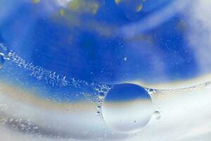 olio bolle vicino su. cerchi di acqua macro. astratto leggero blu sfondo foto