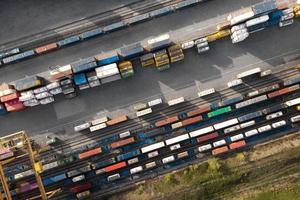 container e ferrovie sopra la vista foto