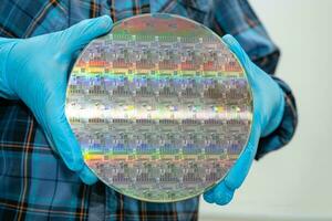 wafer di silicio per la fabbricazione di semiconduttori di circuiti integrati. foto