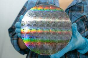 wafer di silicio per la fabbricazione di semiconduttori di circuiti integrati. foto