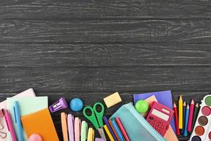 torna a scuola sfondo con sfondo di materiale scolastico foto