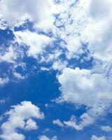 blu cielo con bianca nuvole. natura sfondo. copia spazio per testo. foto