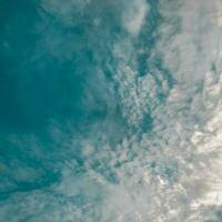 blu cielo con bianca nuvole. natura sfondo. copia spazio per testo. foto