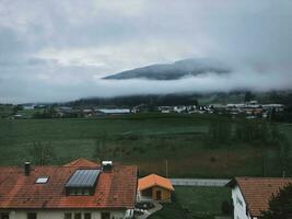 bavarese montagne coperto nel nuvole foto