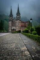 basilica de Santa maria la vero de covadonga, asturie, Spagna. foto