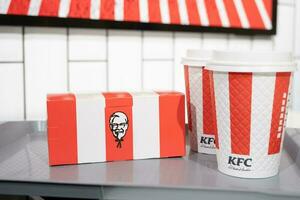 Yerevan, Armenia aprile 25, 2023 kfc fritte pollo secchio e bevande foto