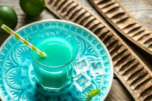 bicchiere di blu curacao e succo di cocktail foto