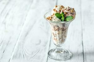 vaniglia-cioccolato ghiaccio crema nel un' coppa di gelato guarnita bicchiere foto