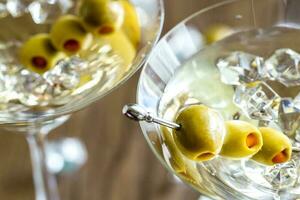 due cocktail di oliva martini foto