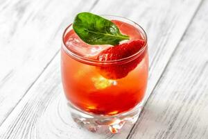 bicchiere di fragola basilico limonata cocktail foto