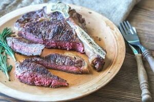 Manzo bistecca con fresco rosmarino foto