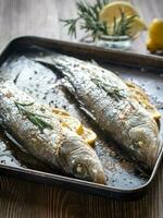 al forno mare basso con Limone e rosmarino foto