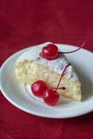 fetta di torta di formaggio su il bianca piatto foto